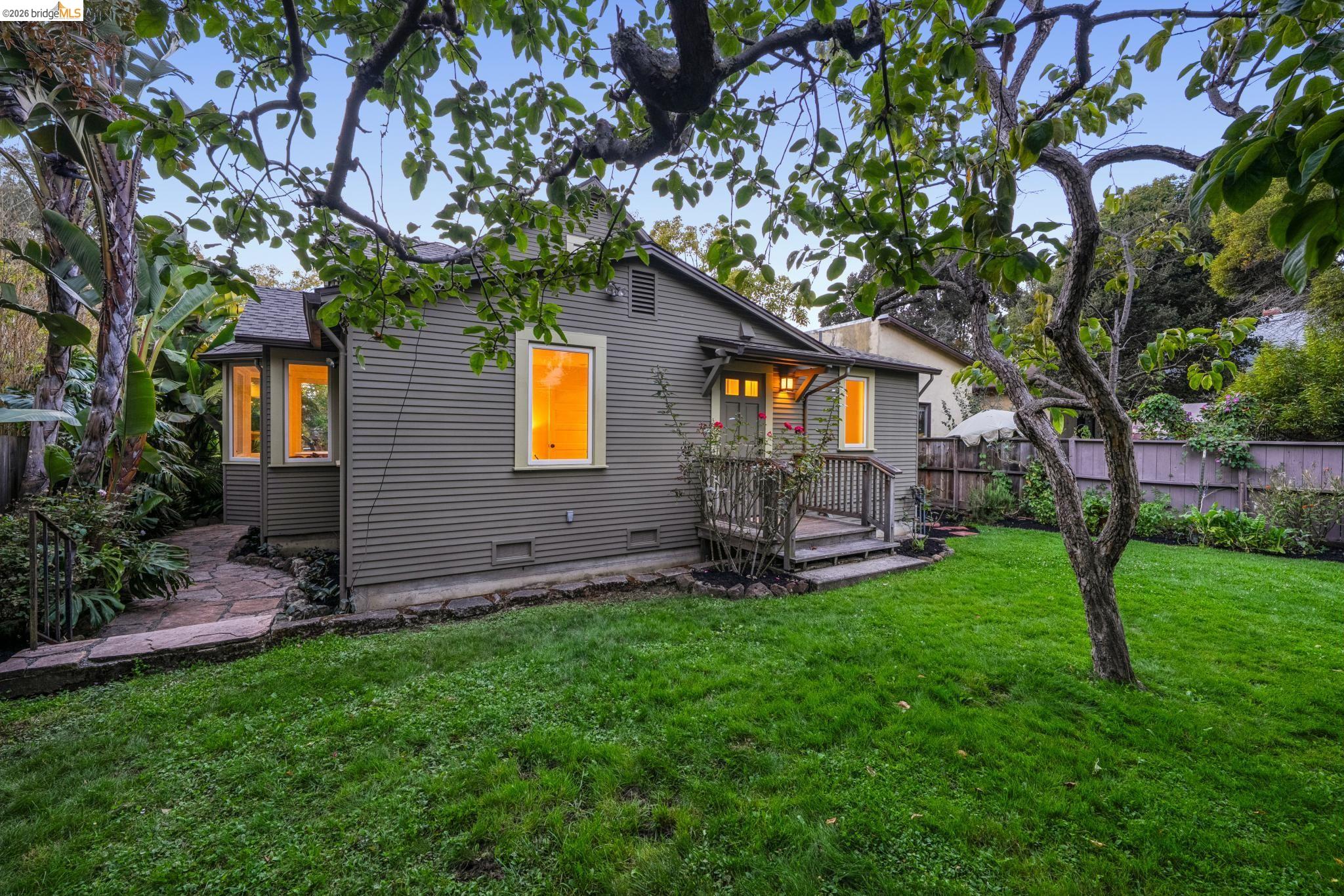 2129 Roosevelt Ave
