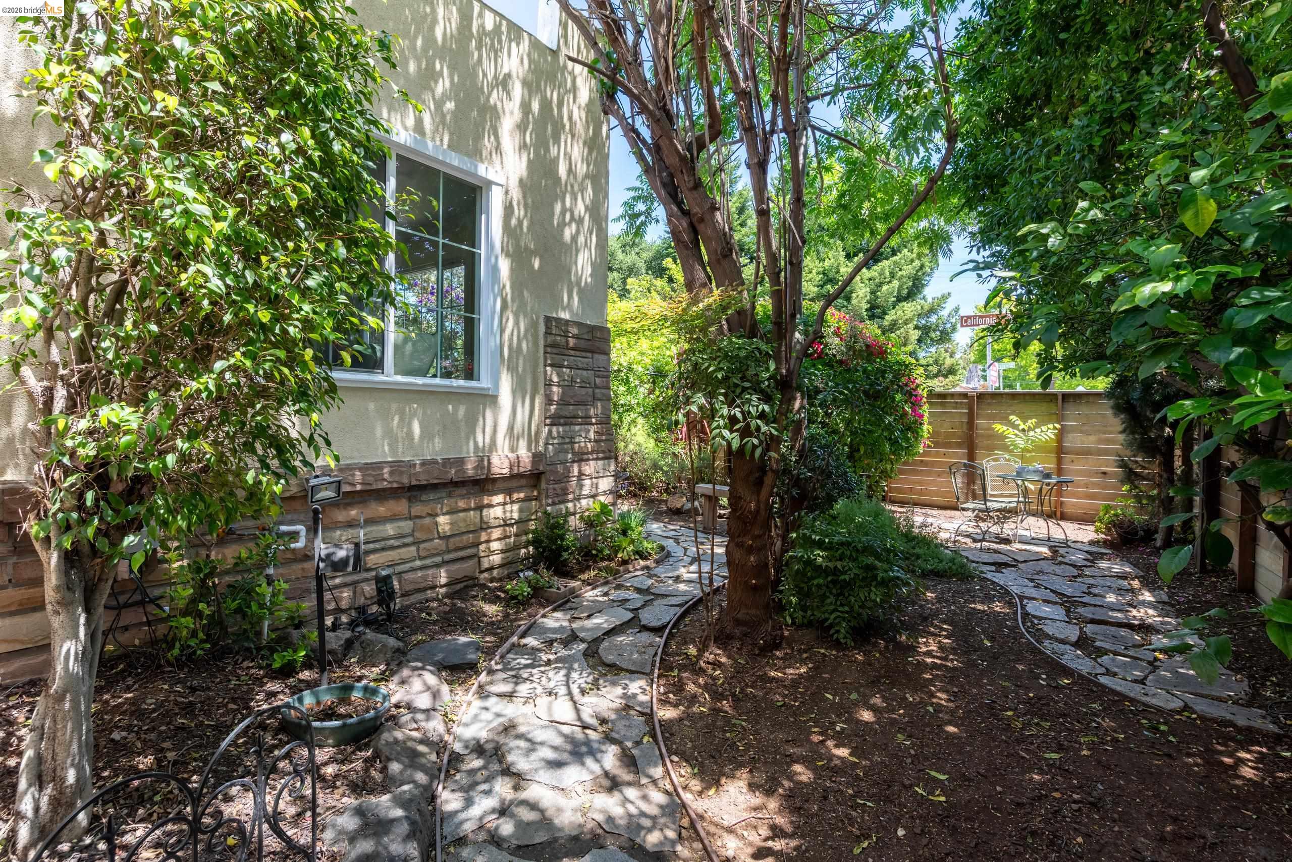 1595 Dwight Way