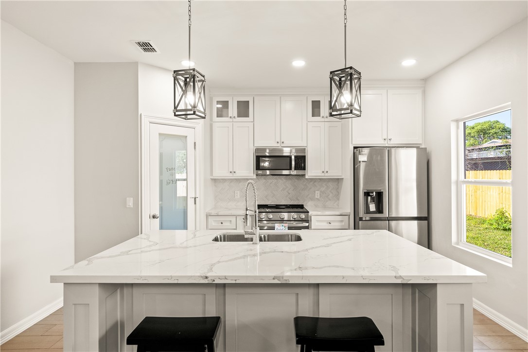 1263 La Esmeralda Dr