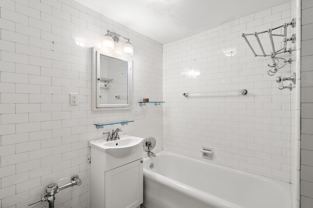 50 Commonwealth Ave Unit: 304