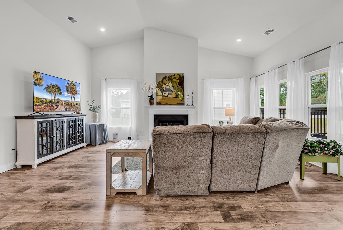 1207 Ficus Dr.