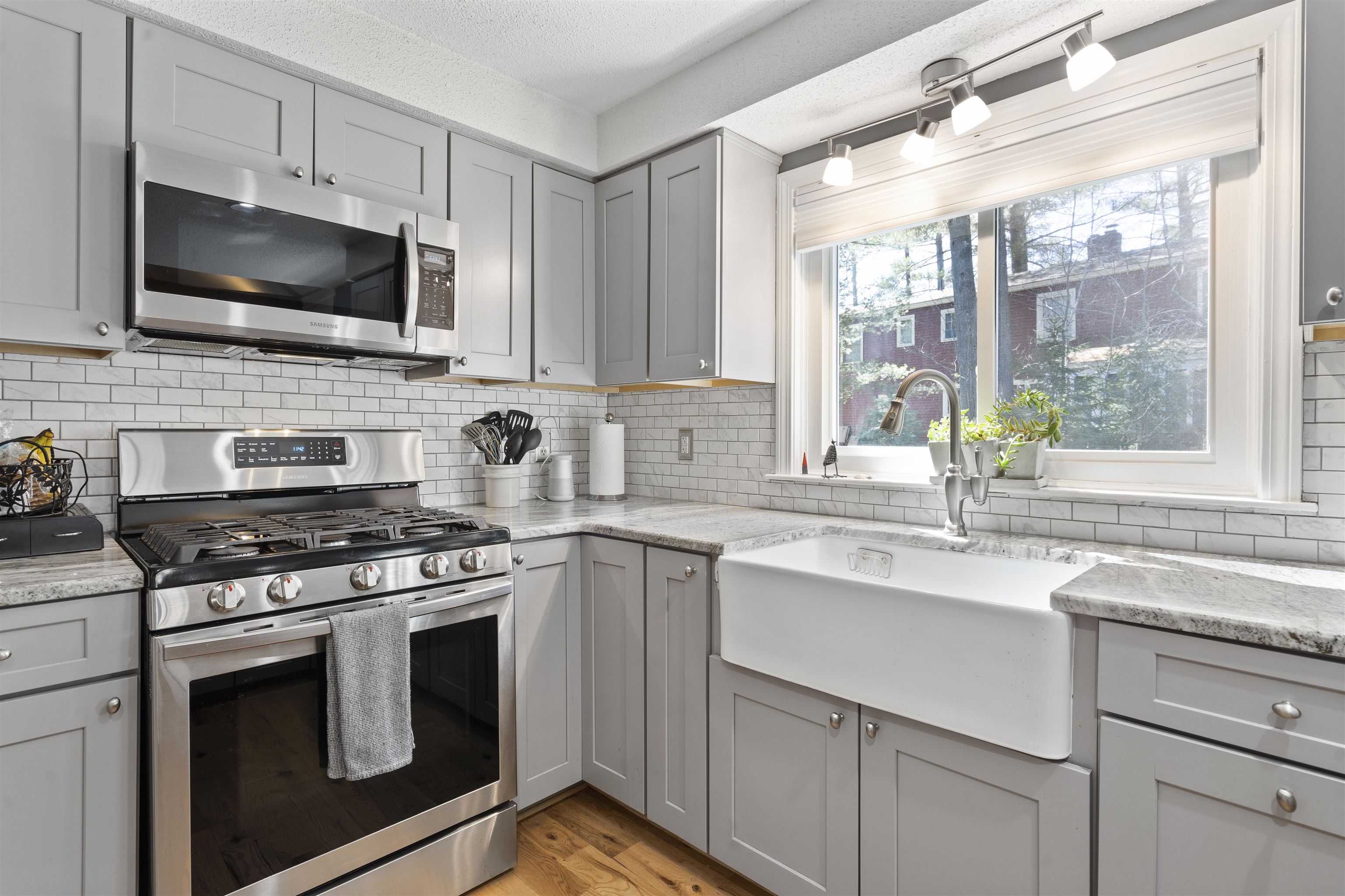 2761 Lake Shore Road Unit: 34