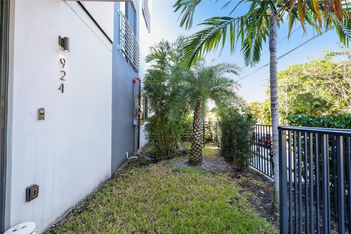 924 NE 4th St 924