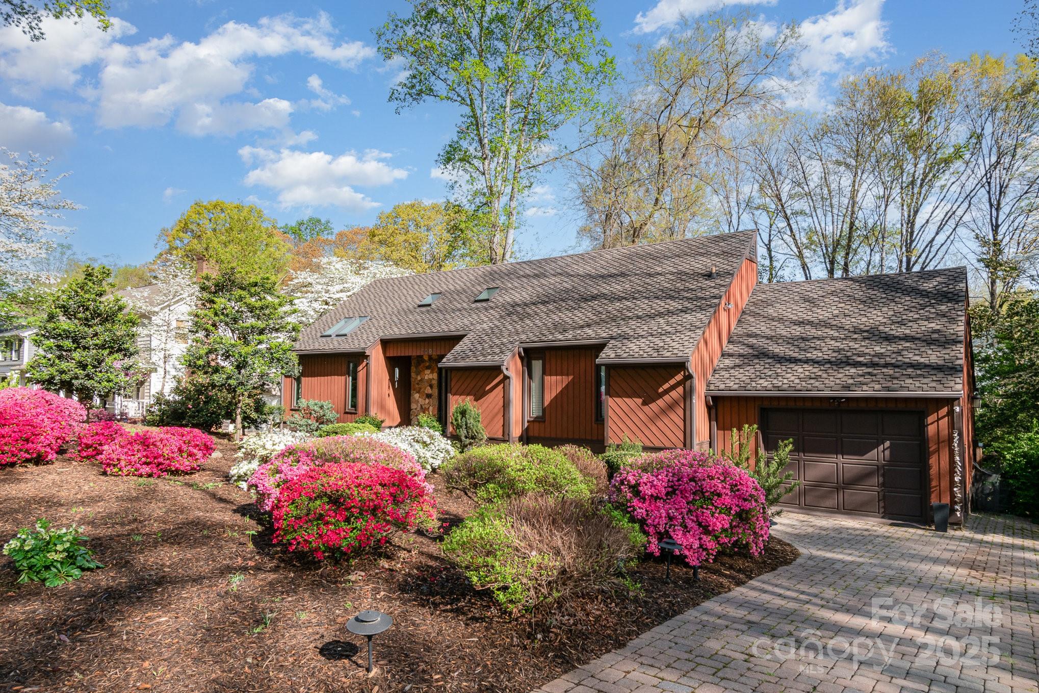 1601 Wandering Way Drive