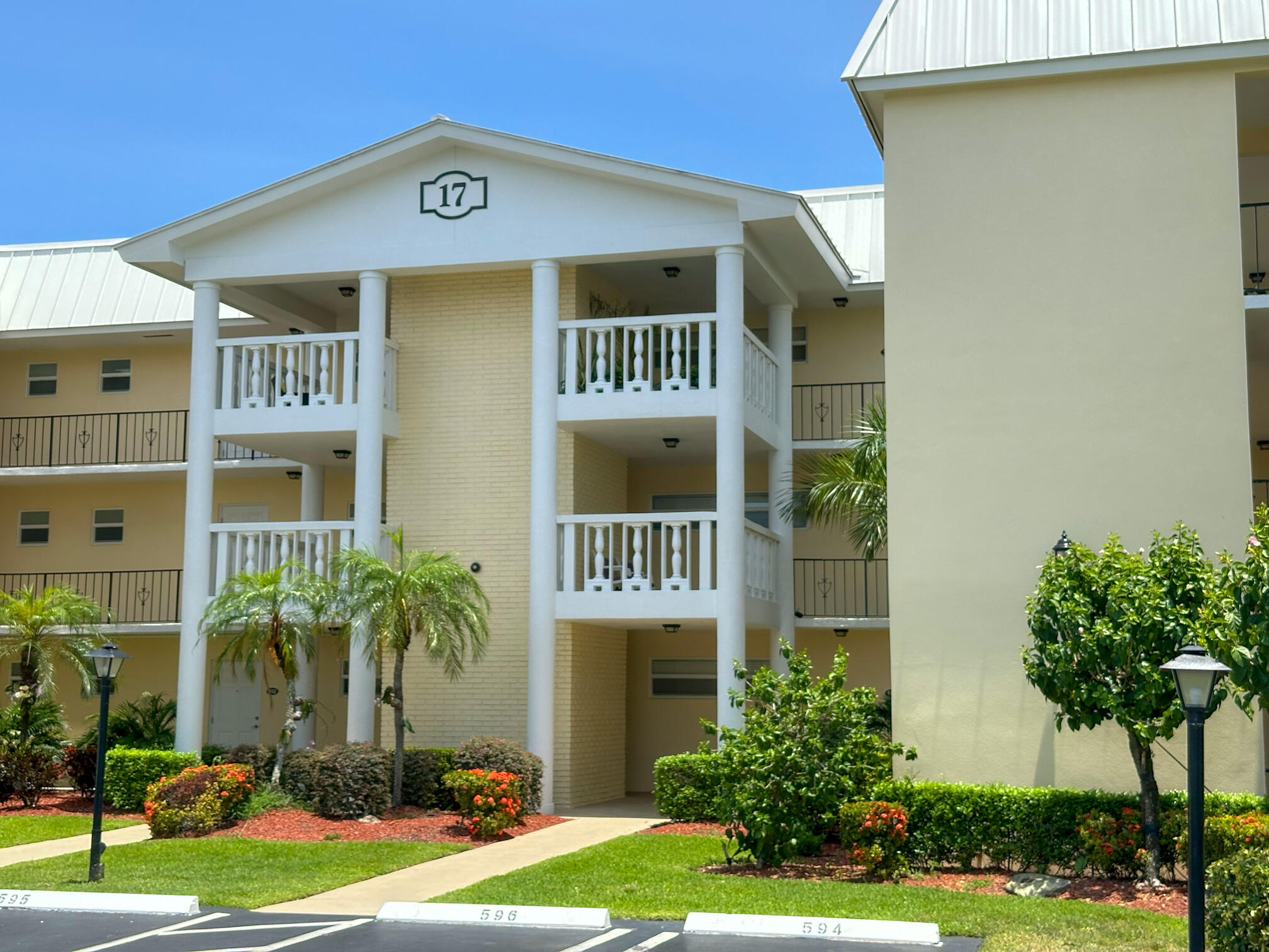 17 Colonial Club Drive 305