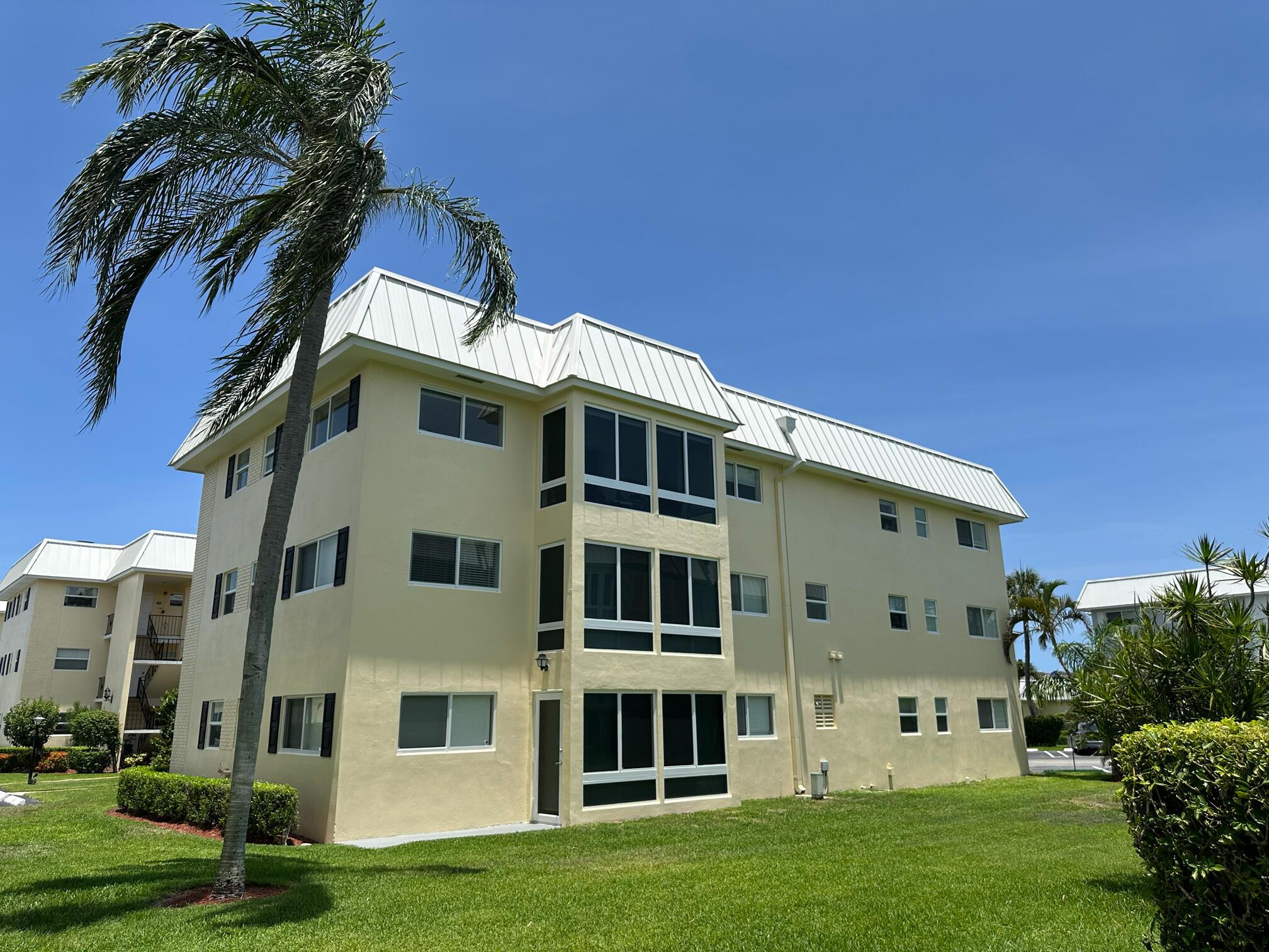 17 Colonial Club Drive 305