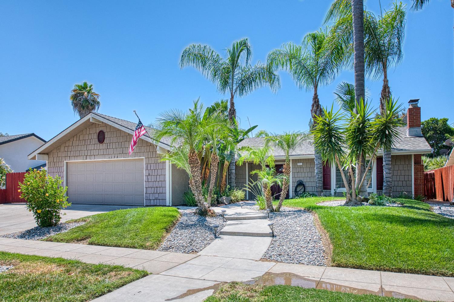 3317 E Palo Alto Avenue