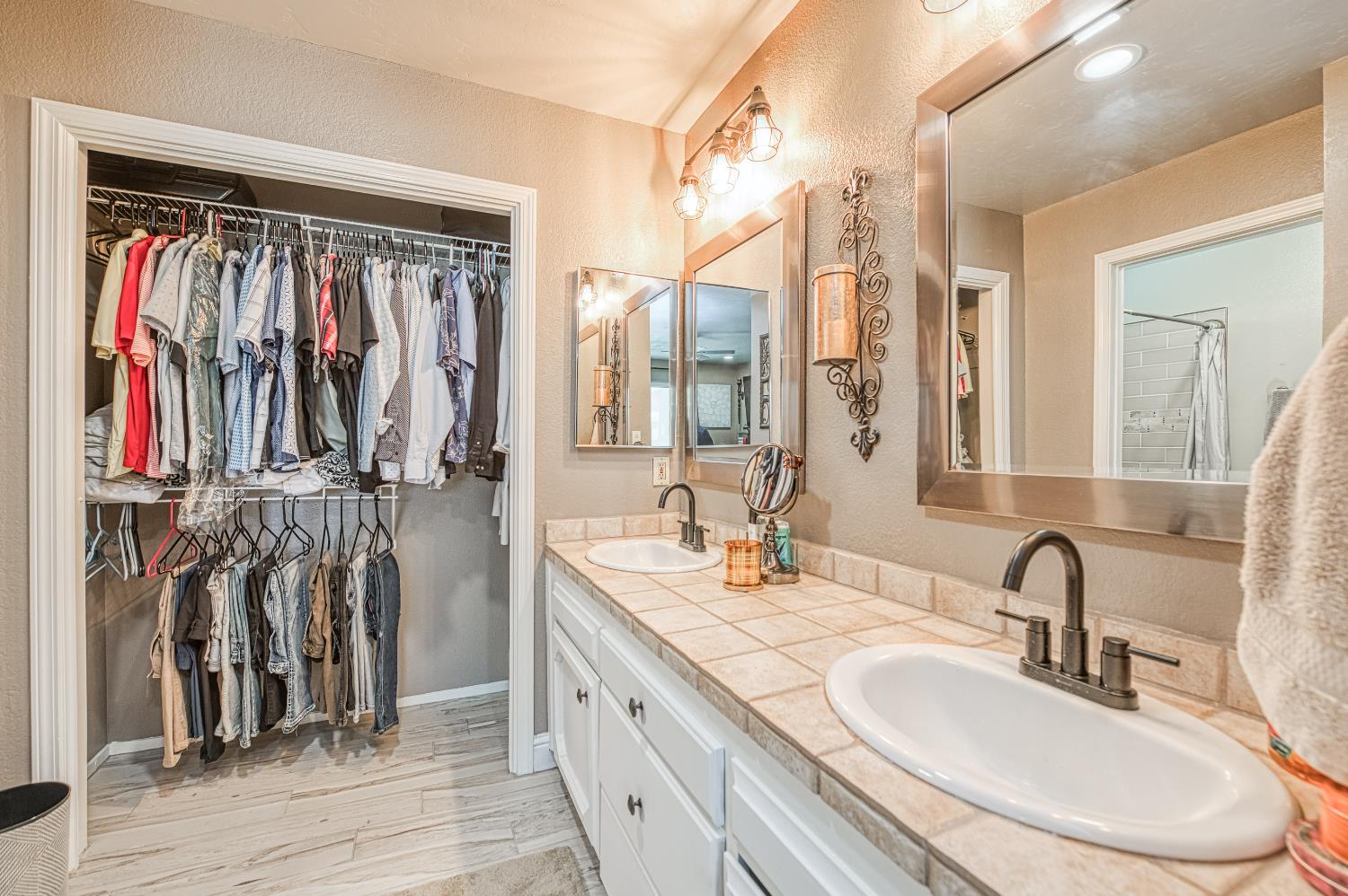 3317 E Palo Alto Avenue