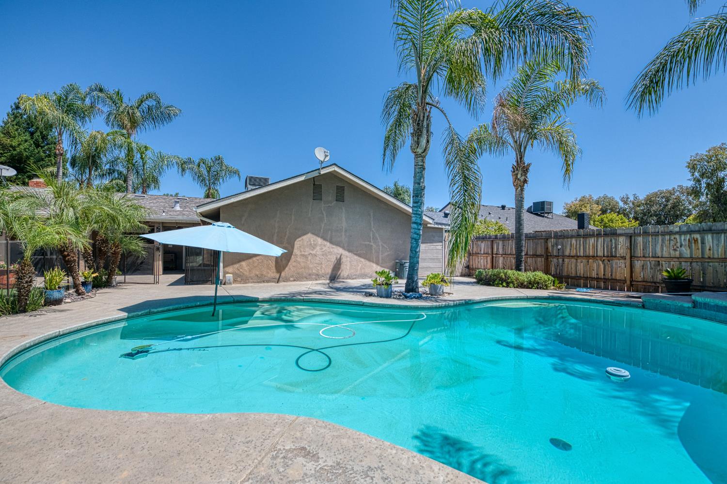 3317 E Palo Alto Avenue