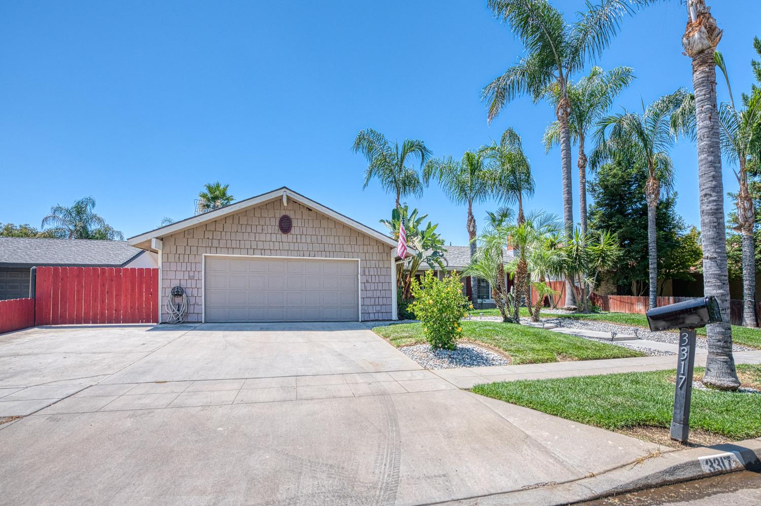 3317 E Palo Alto Avenue