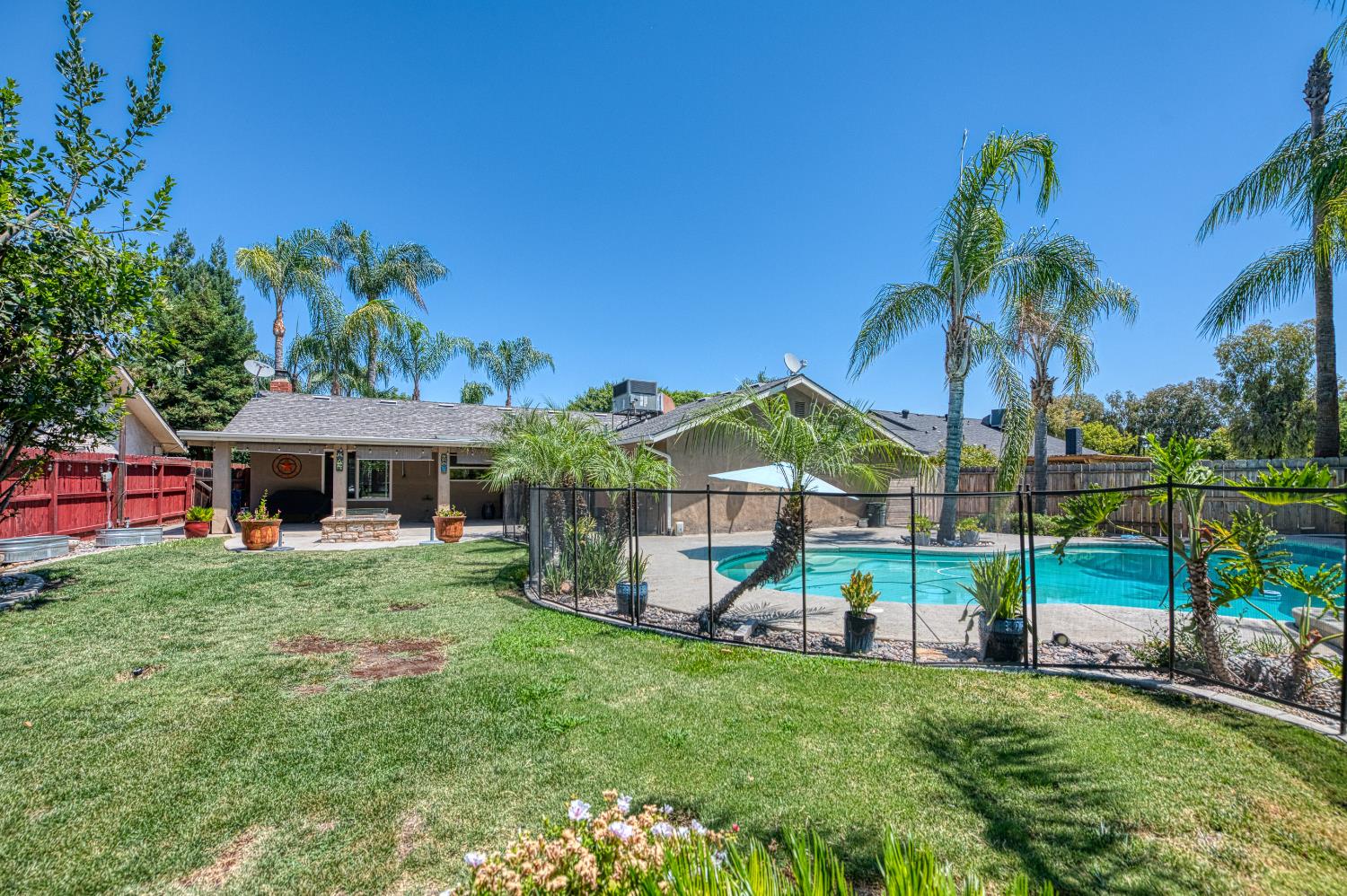 3317 E Palo Alto Avenue