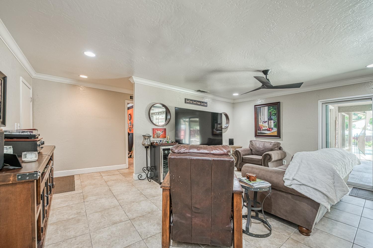 3317 E Palo Alto Avenue