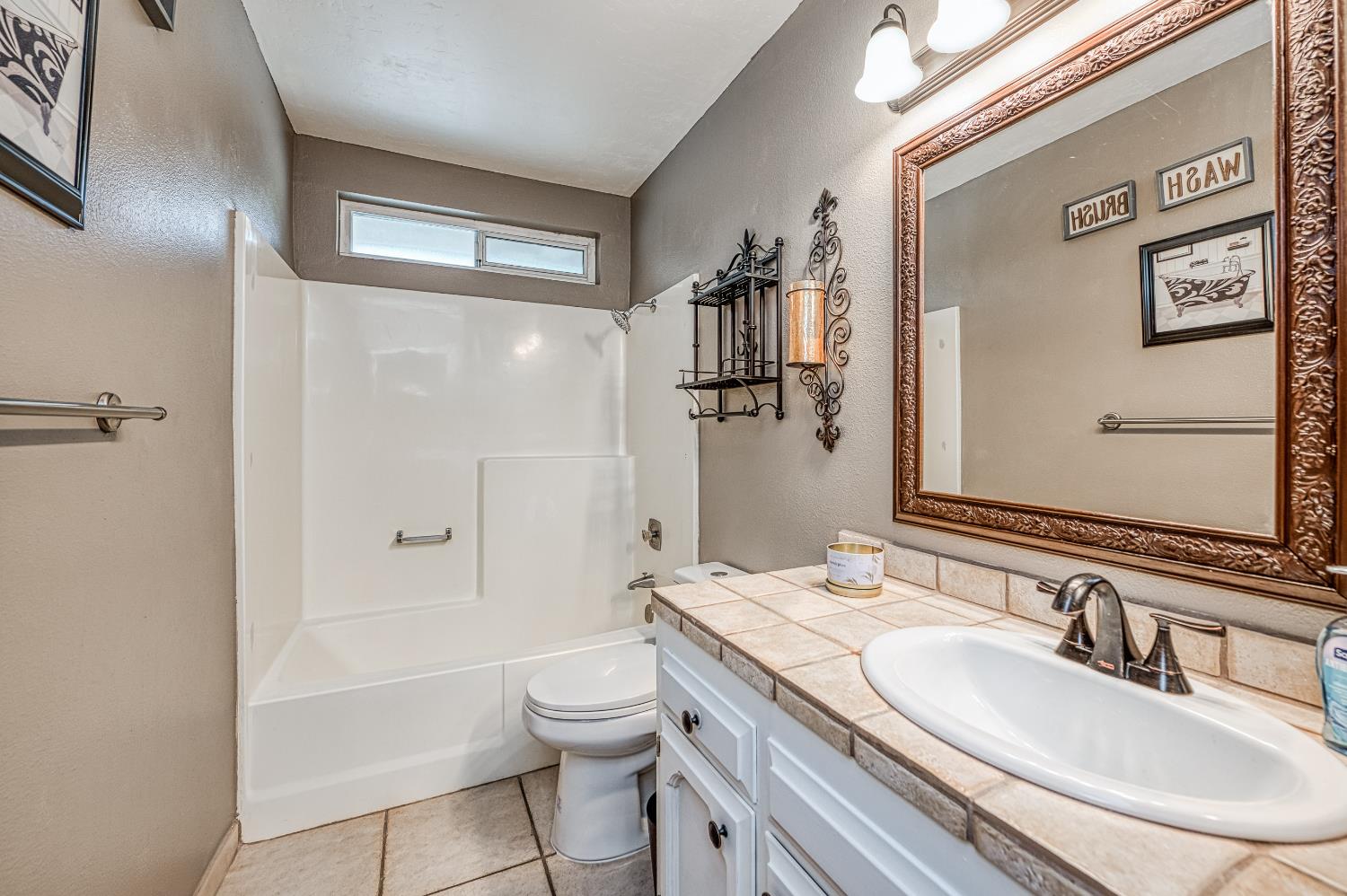 3317 E Palo Alto Avenue