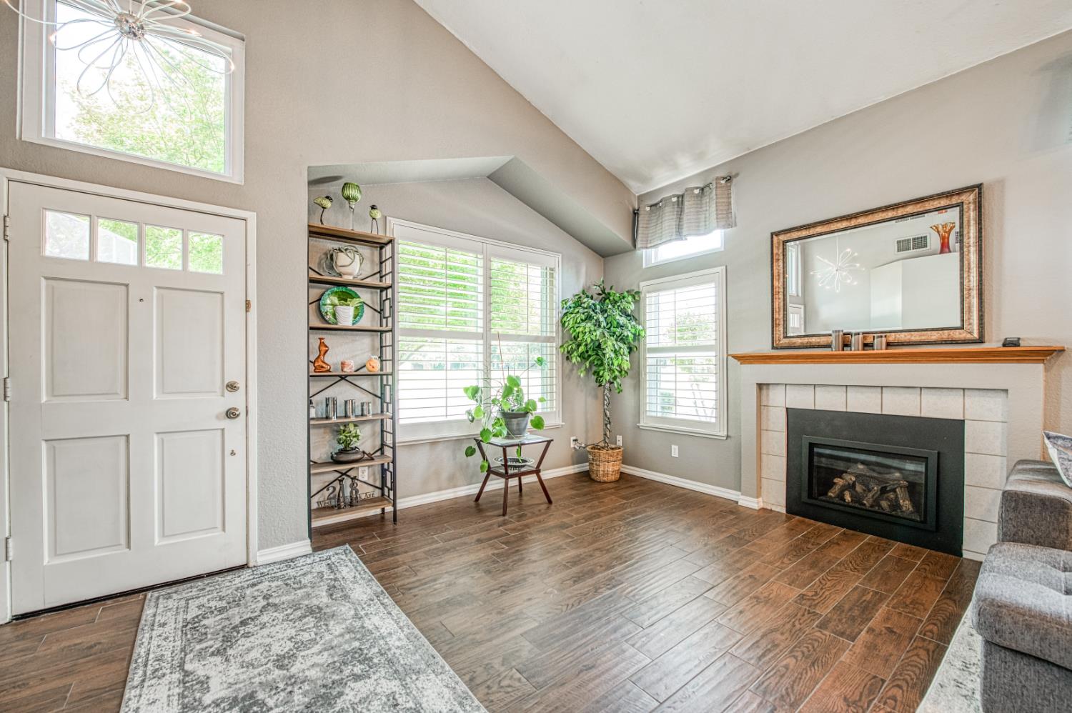 218 W Fallbrook Avenue