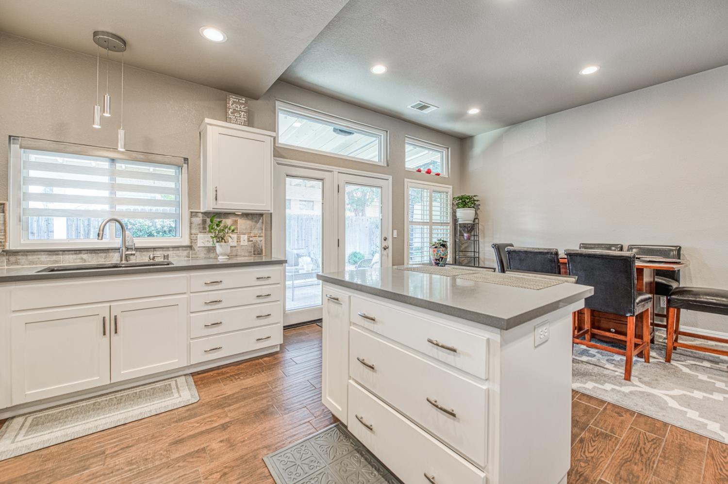 218 W Fallbrook Avenue