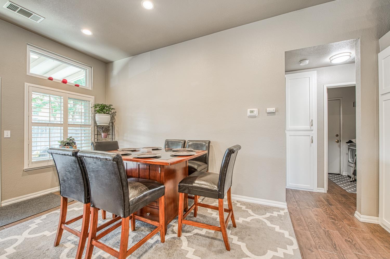 218 W Fallbrook Avenue