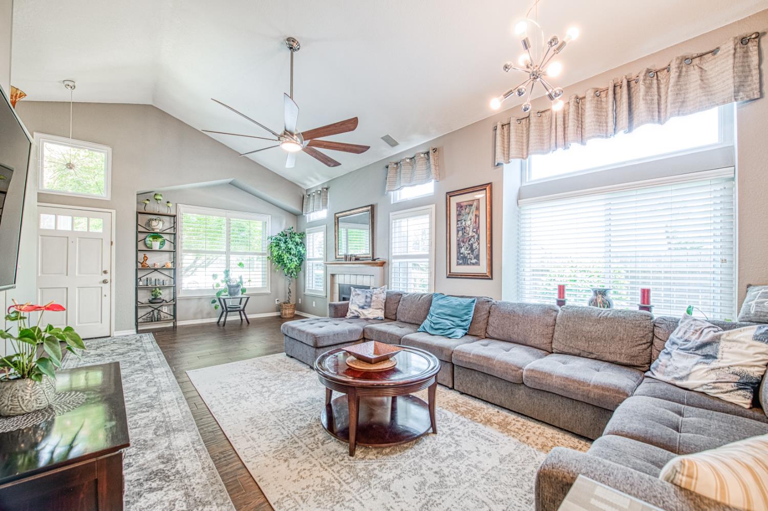 218 W Fallbrook Avenue