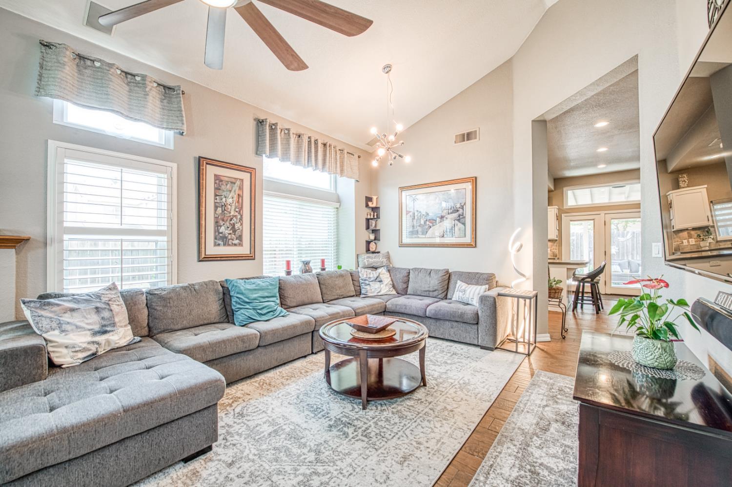 218 W Fallbrook Avenue