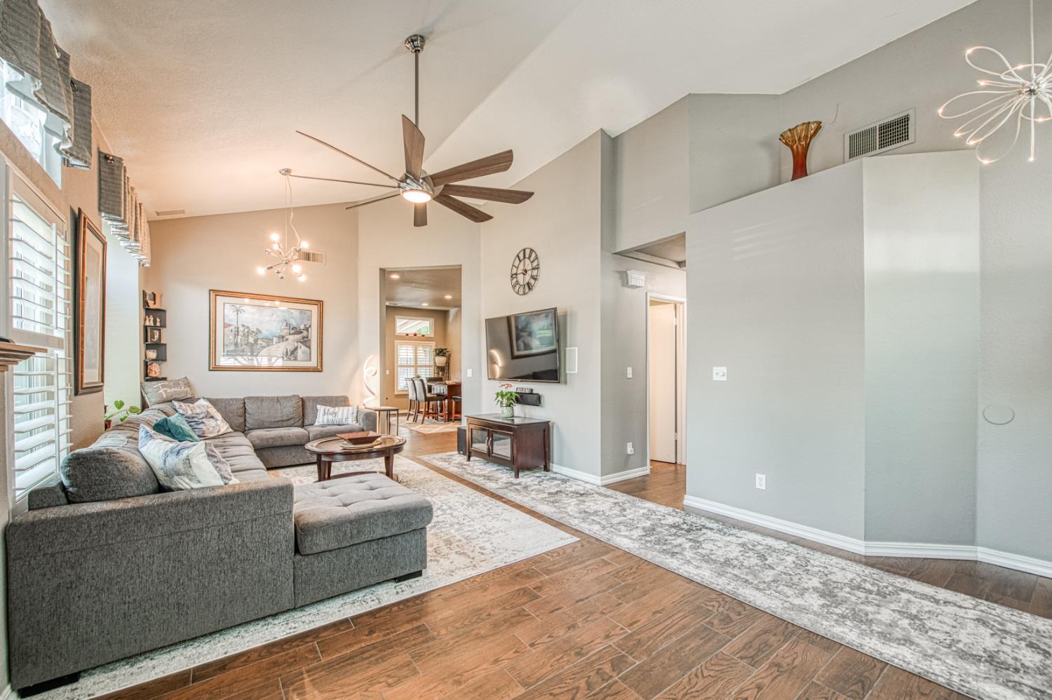 218 W Fallbrook Avenue