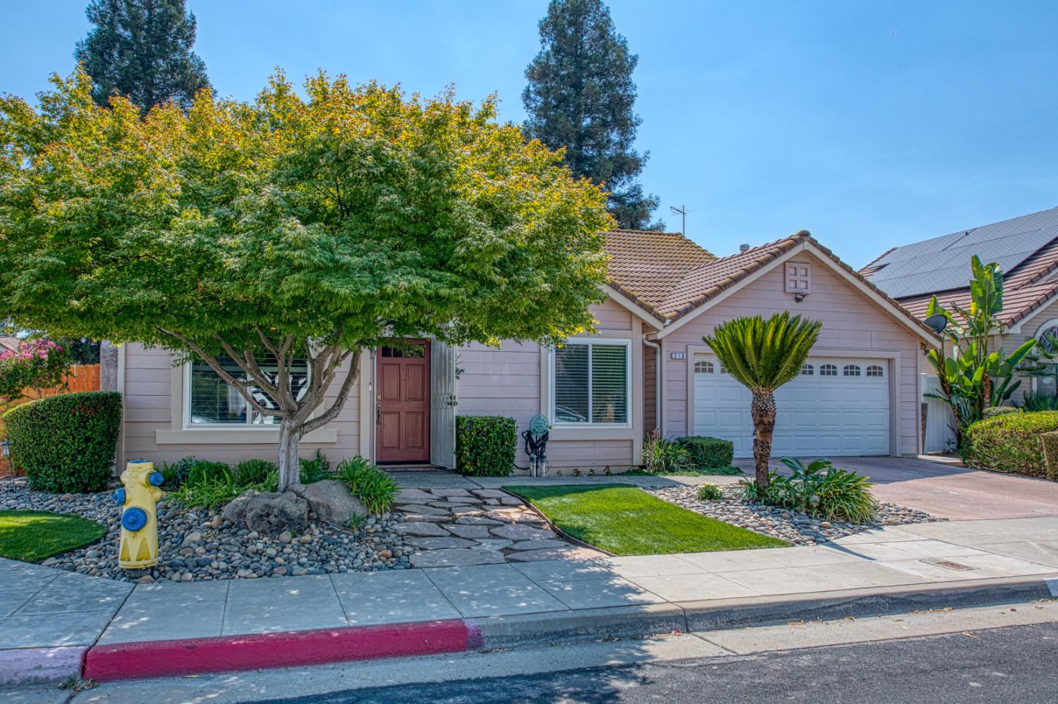 218 W Fallbrook Avenue