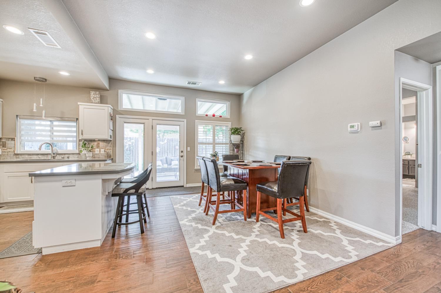 218 W Fallbrook Avenue