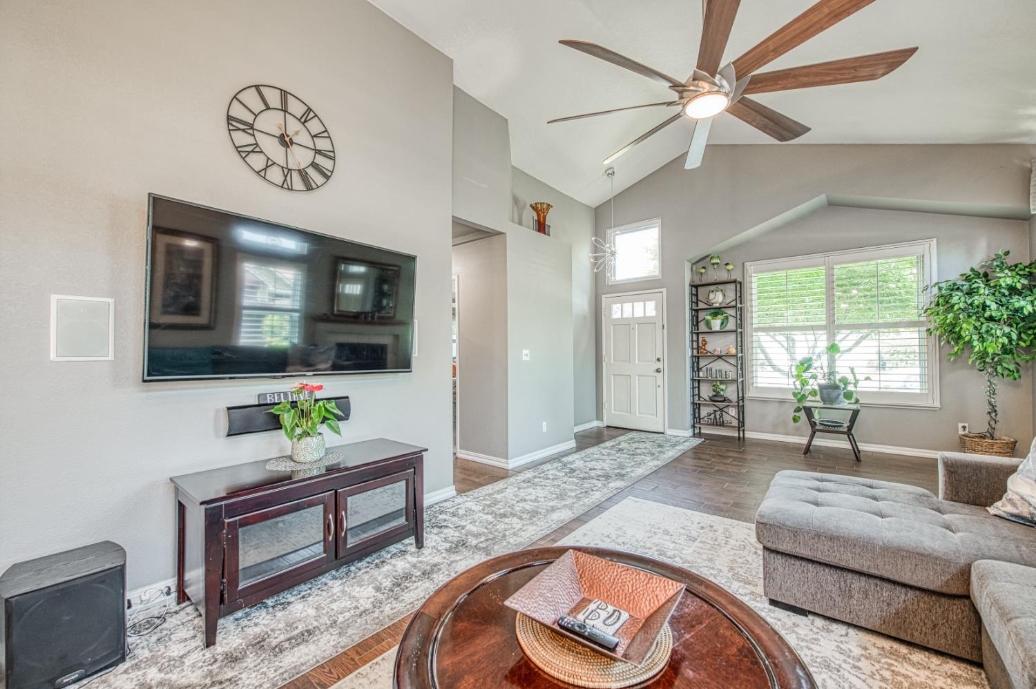 218 W Fallbrook Avenue