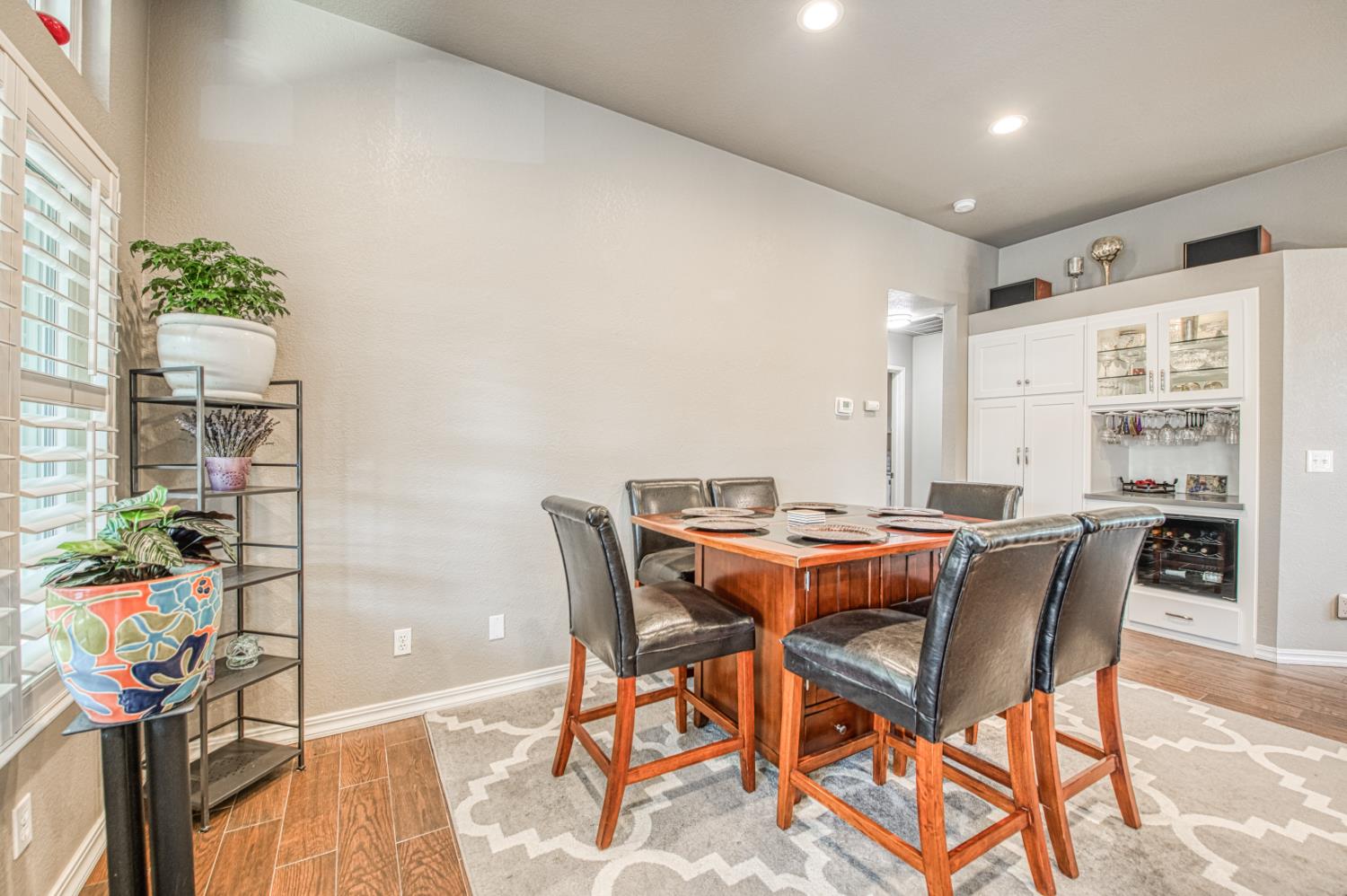 218 W Fallbrook Avenue