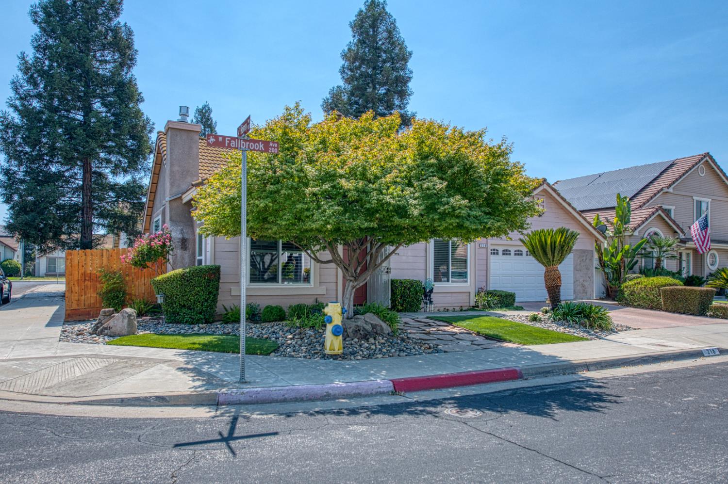 218 W Fallbrook Avenue