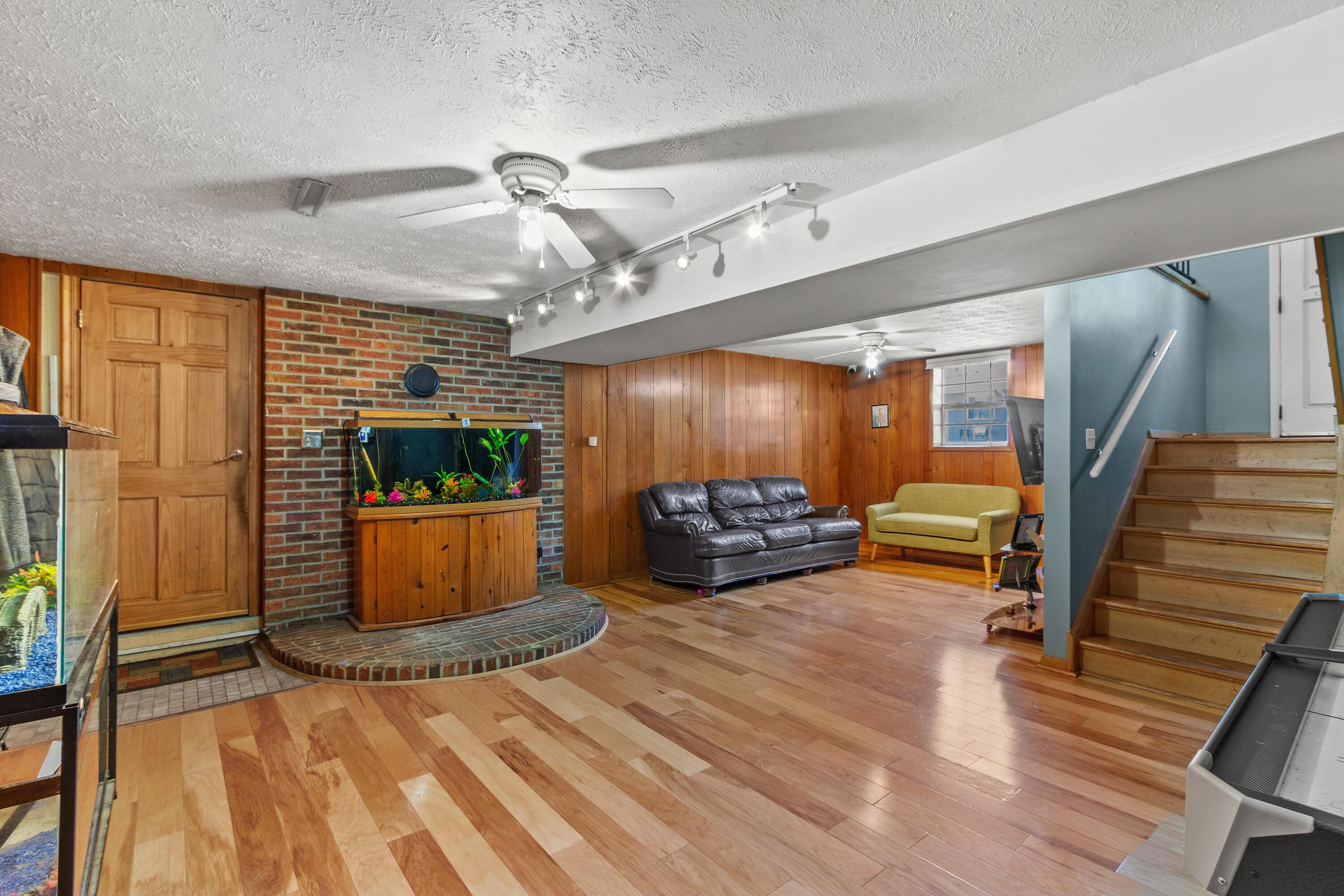 6148 Whitby Square W