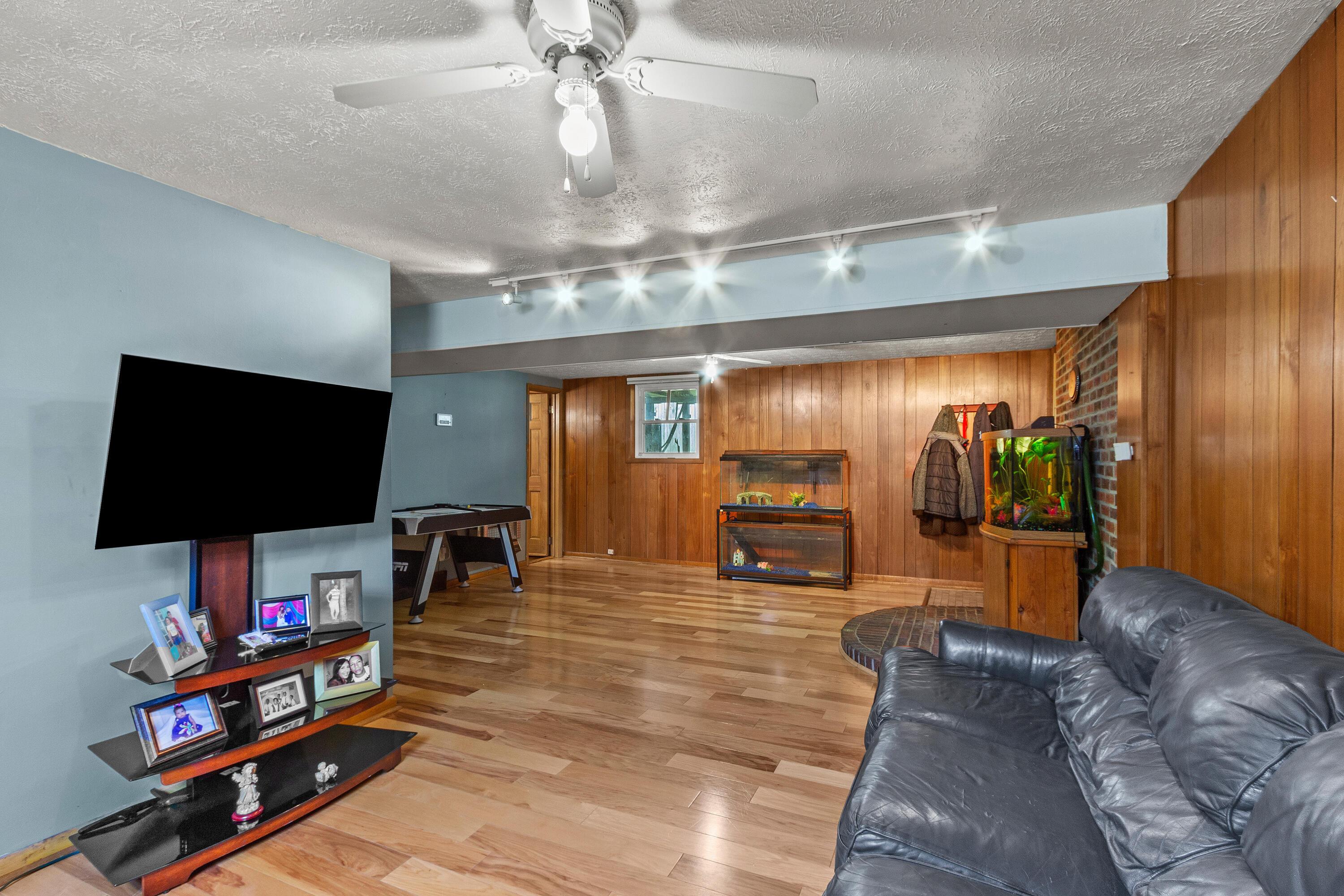 6148 Whitby Square W