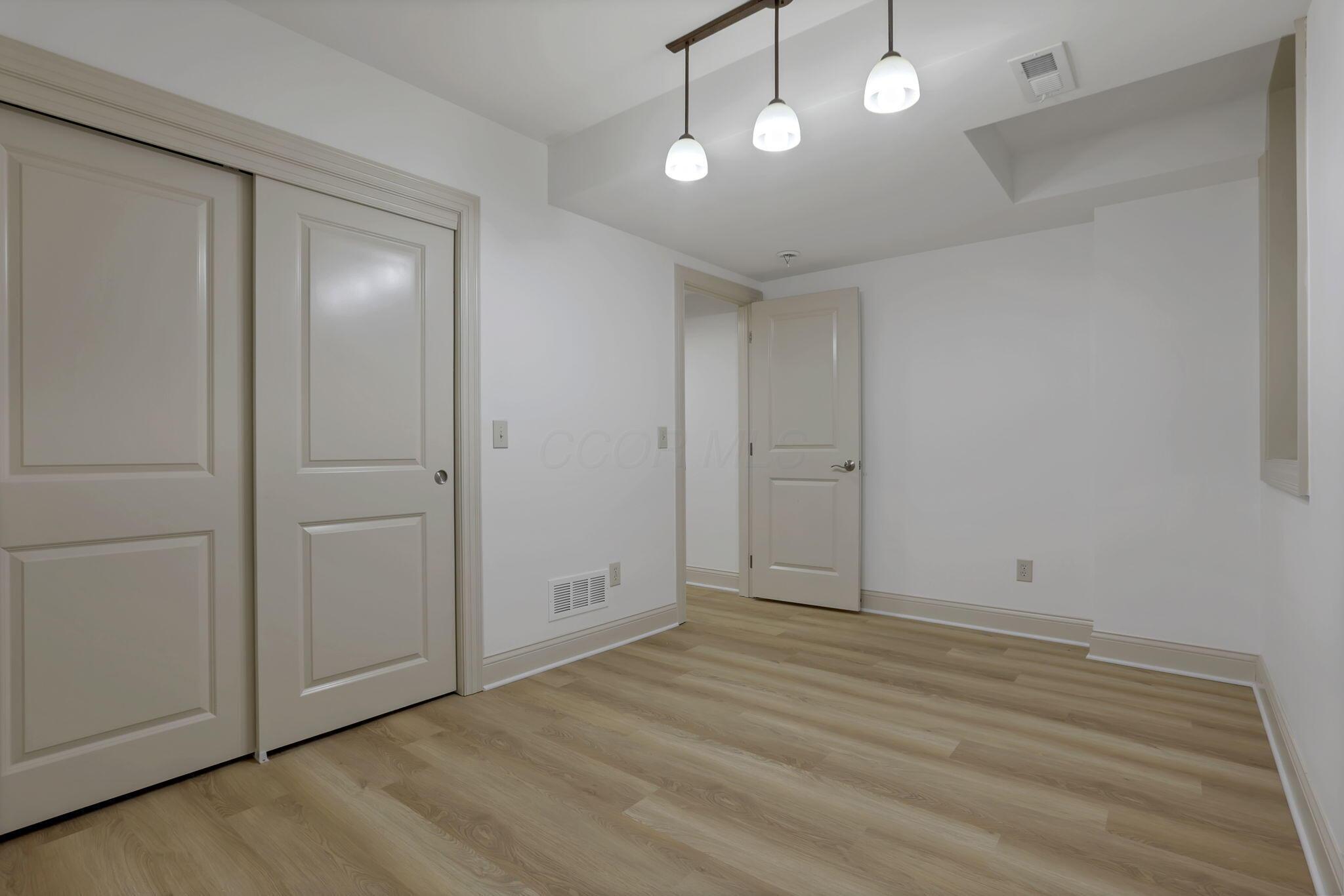4085 Chelsea Green W