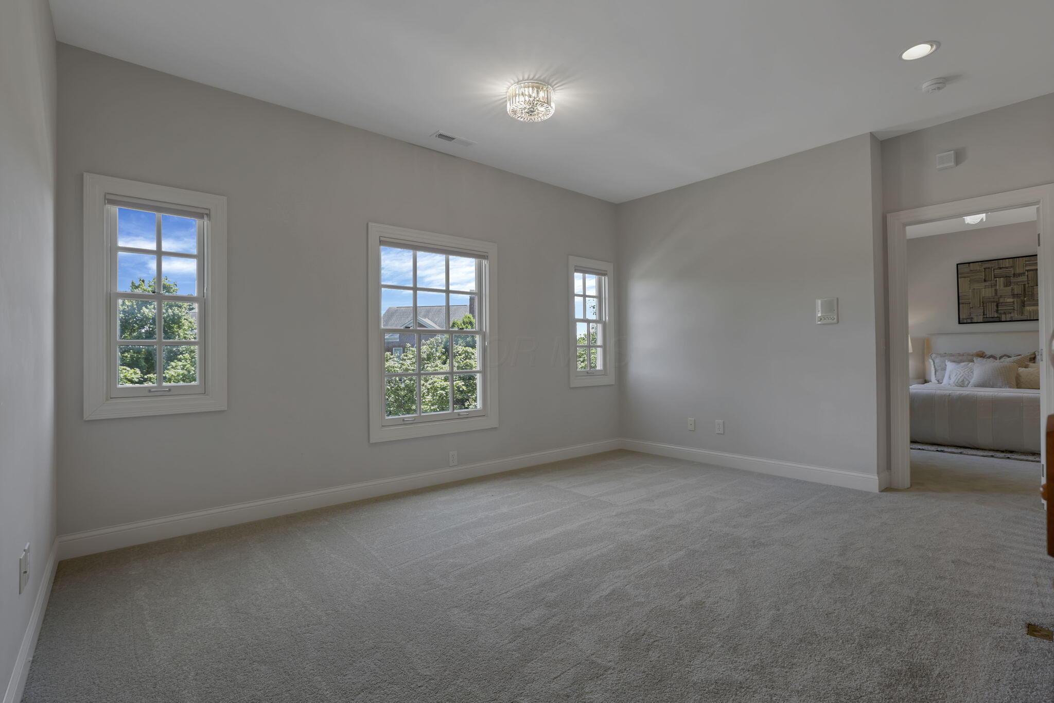 4085 Chelsea Green W