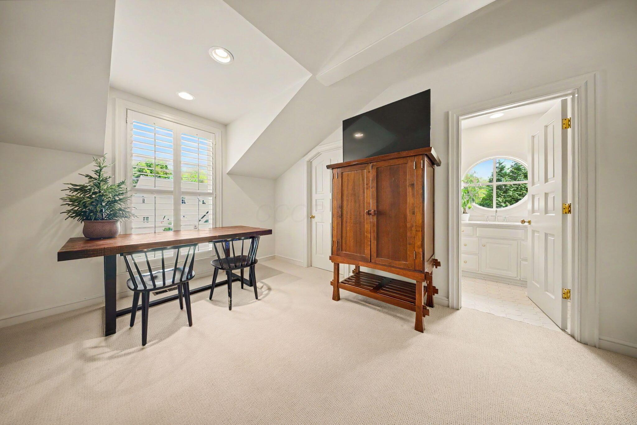 7376 James River Road