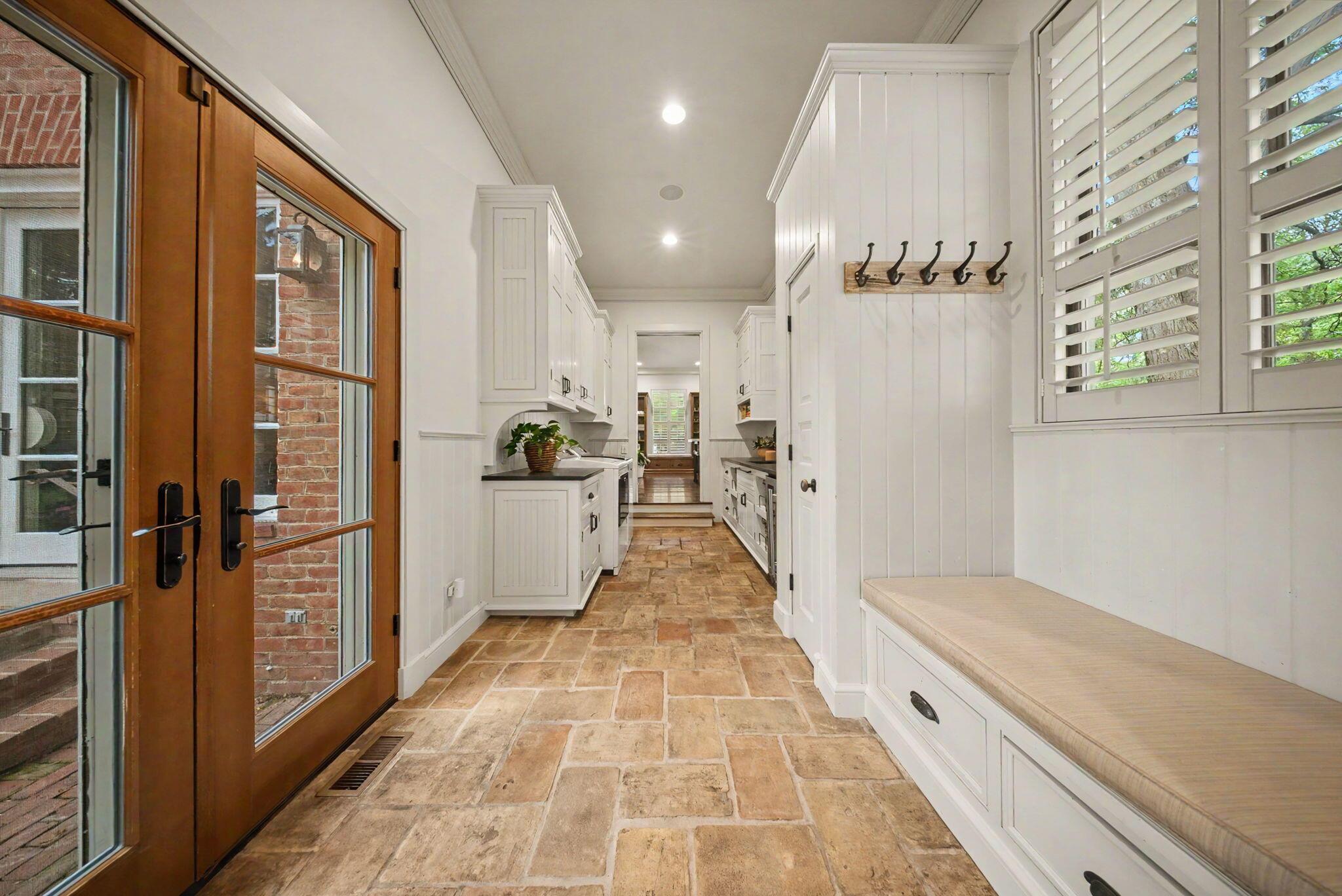 7376 James River Road