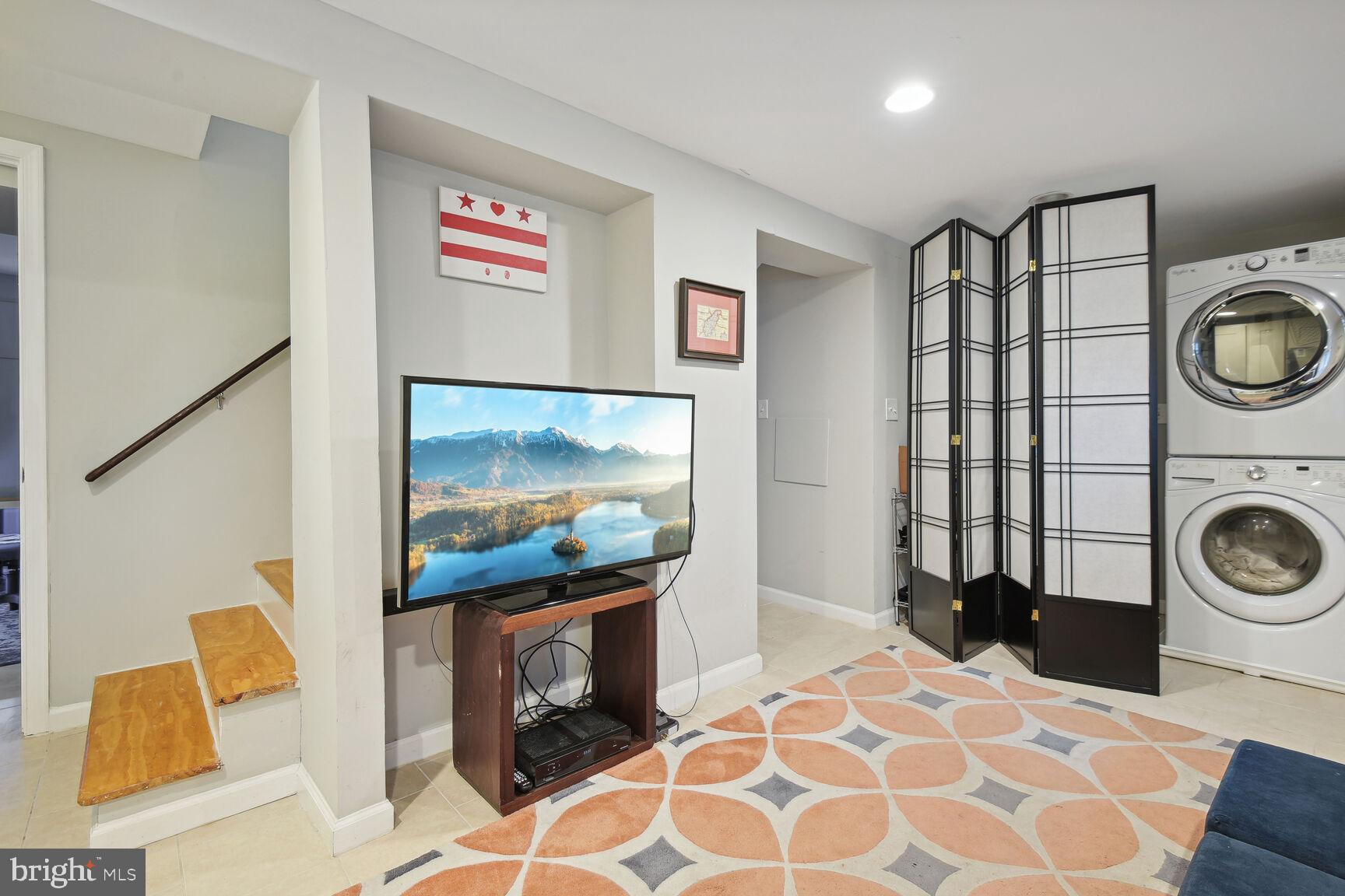 1247 Underwood St NW