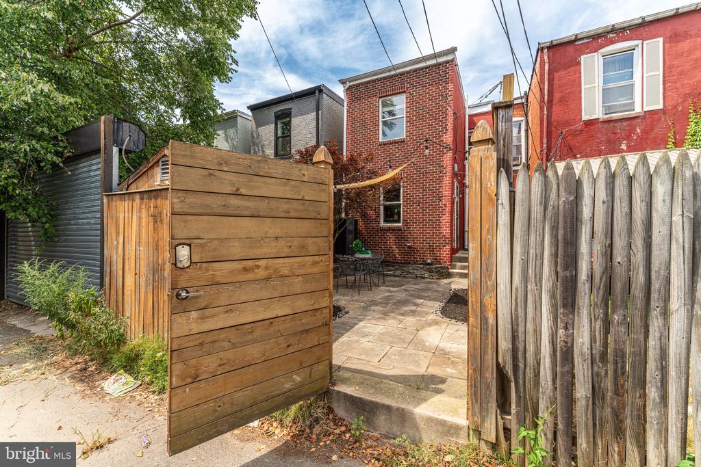 1233 I St NE