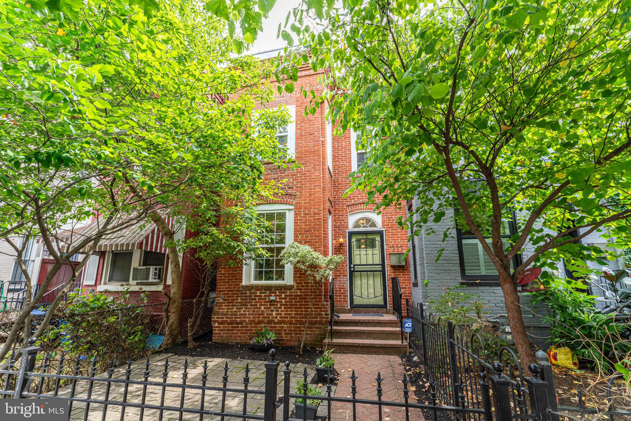 1233 I St NE