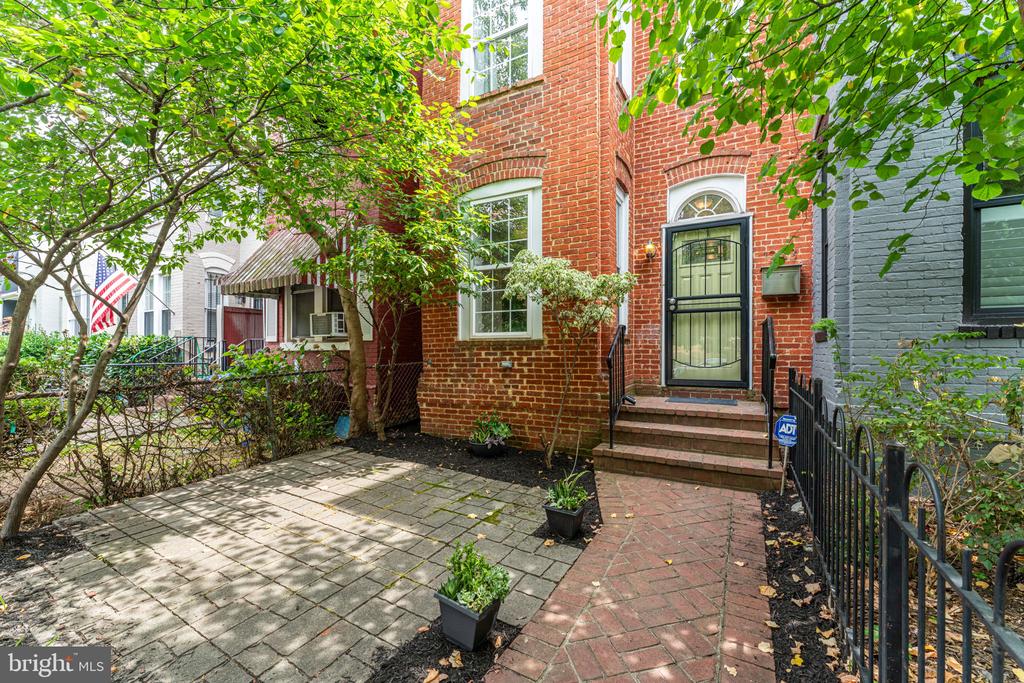 1233 I St NE