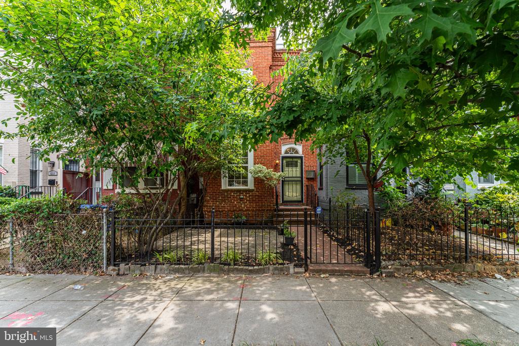 1233 I St NE