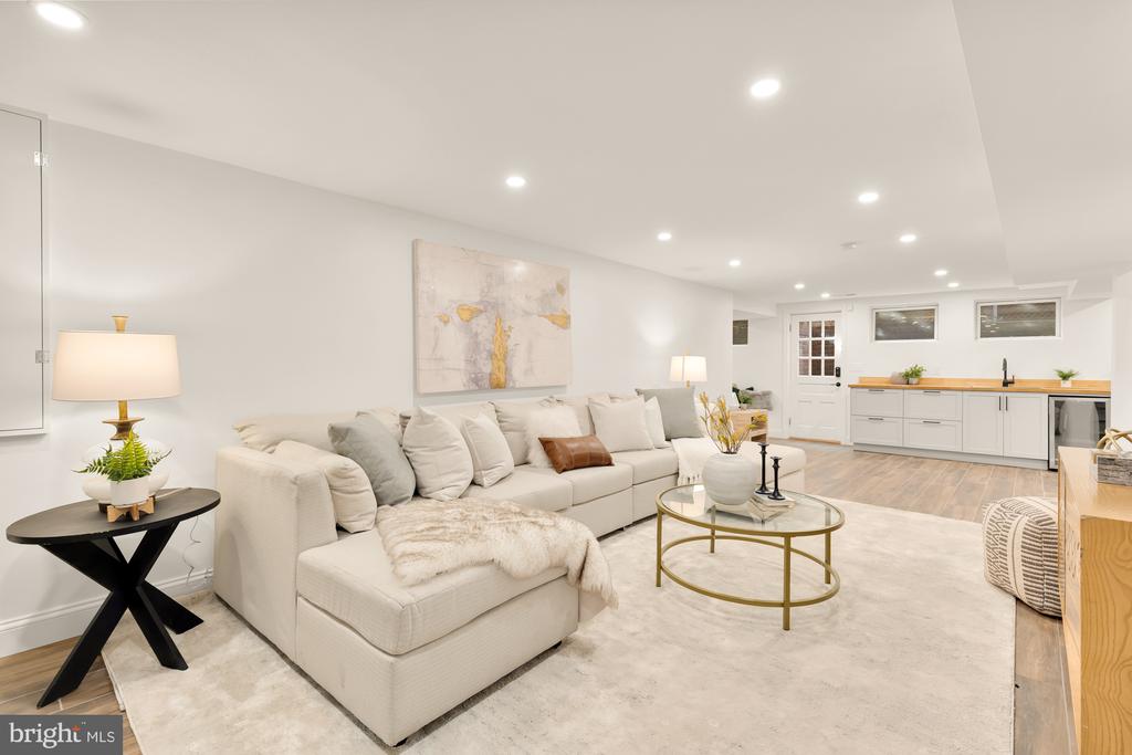 811 Dogwood St NW