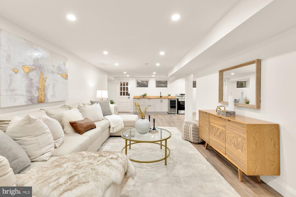 811 Dogwood St NW