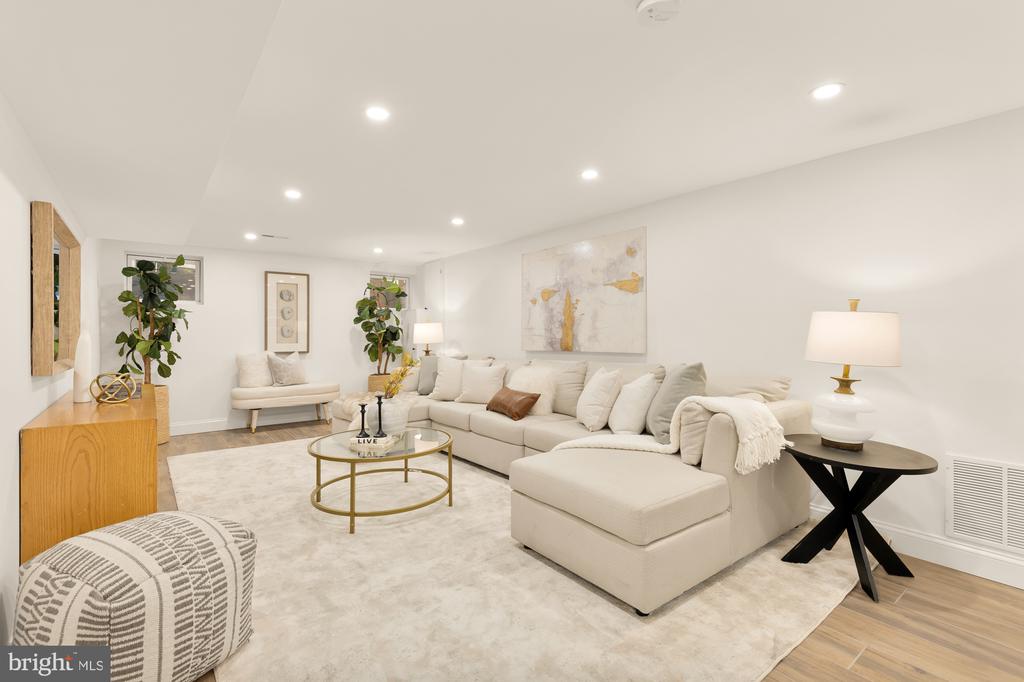 811 Dogwood St NW