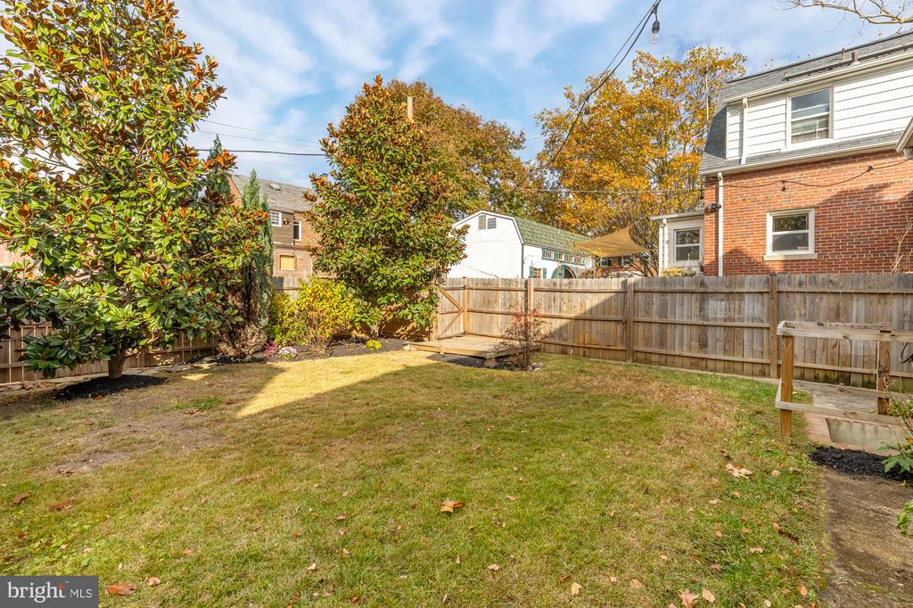 811 Dogwood St NW