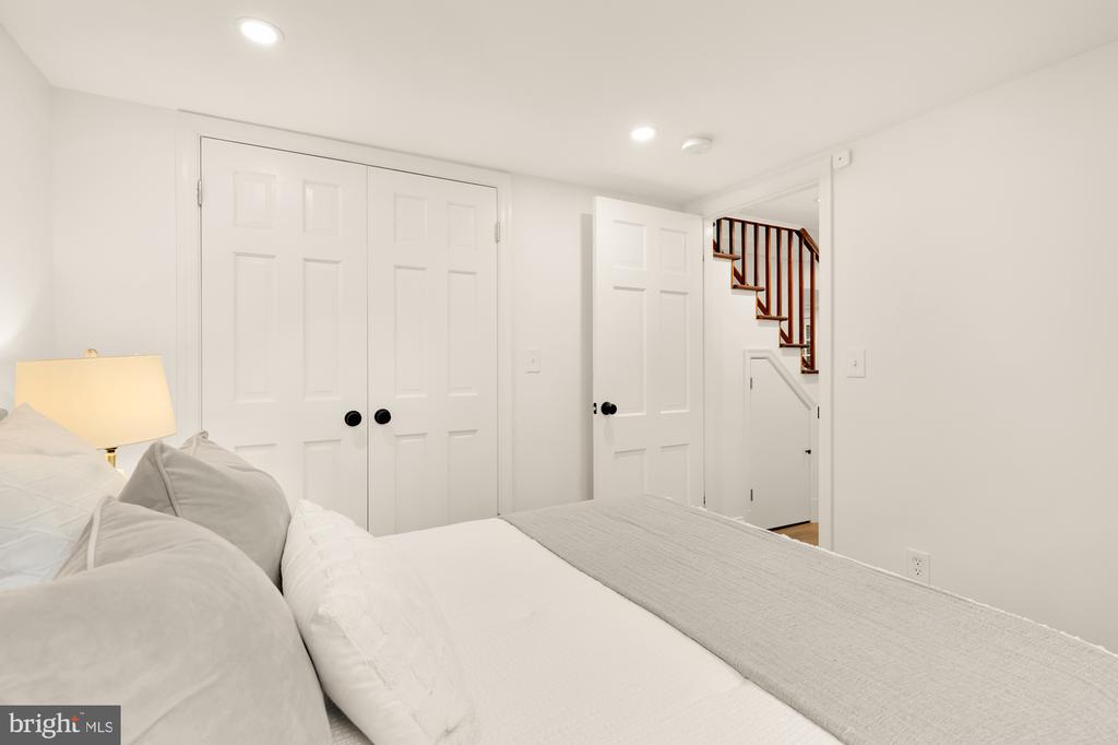 811 Dogwood St NW