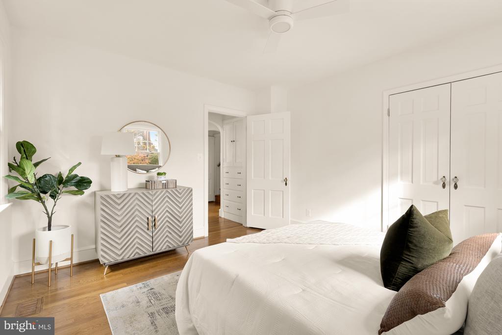 811 Dogwood St NW