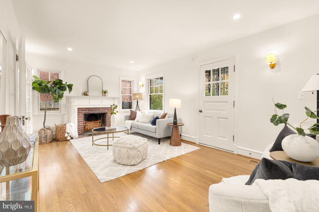 811 Dogwood St NW