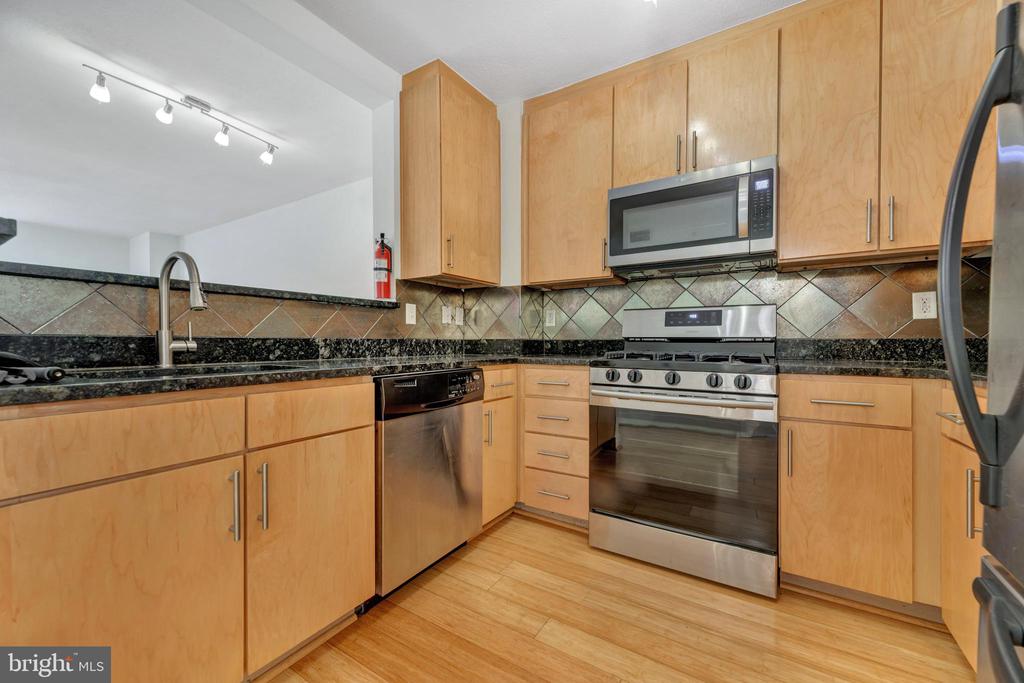 915 E St NW #909