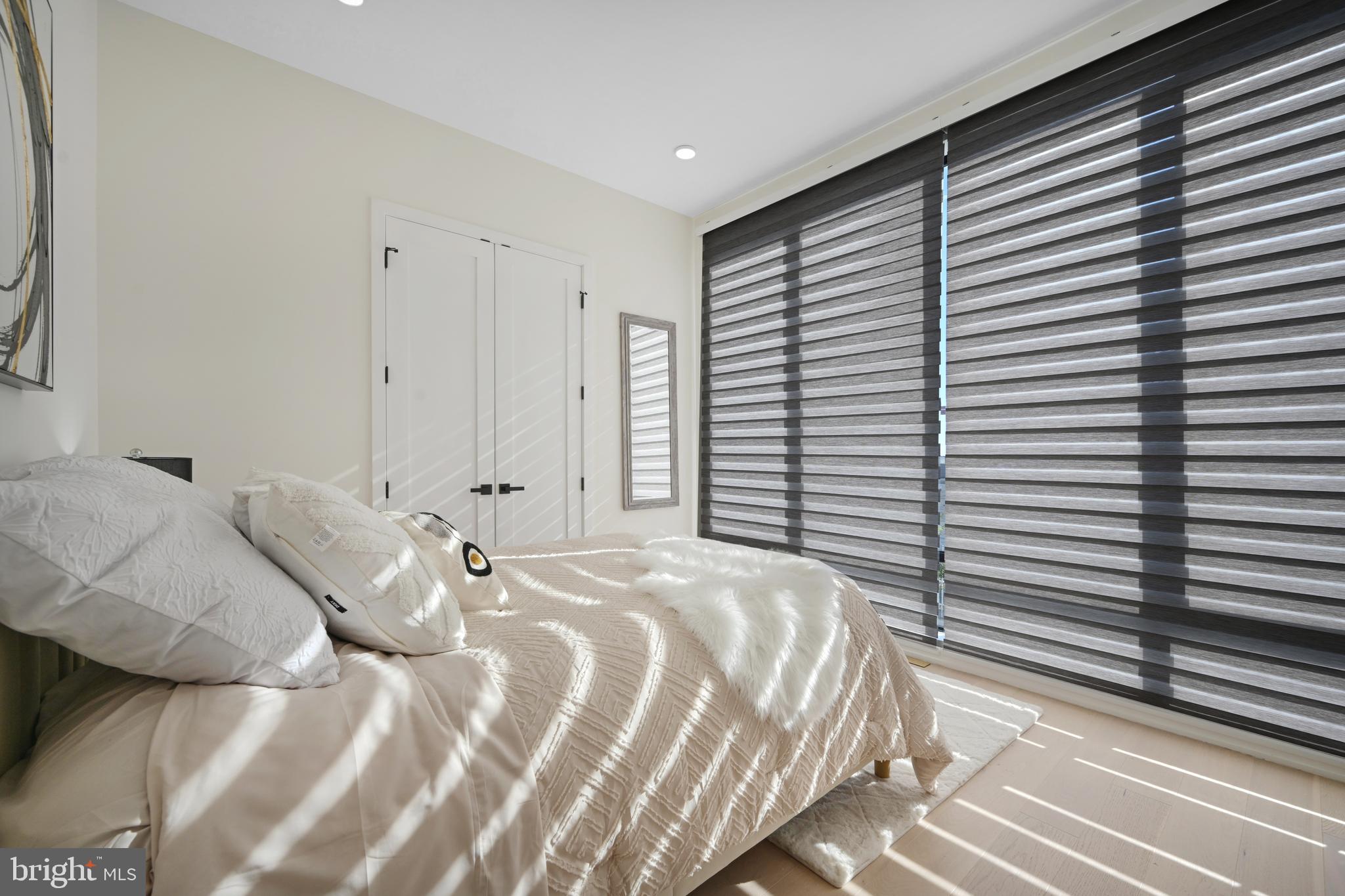 517 Montana Ave NE #6