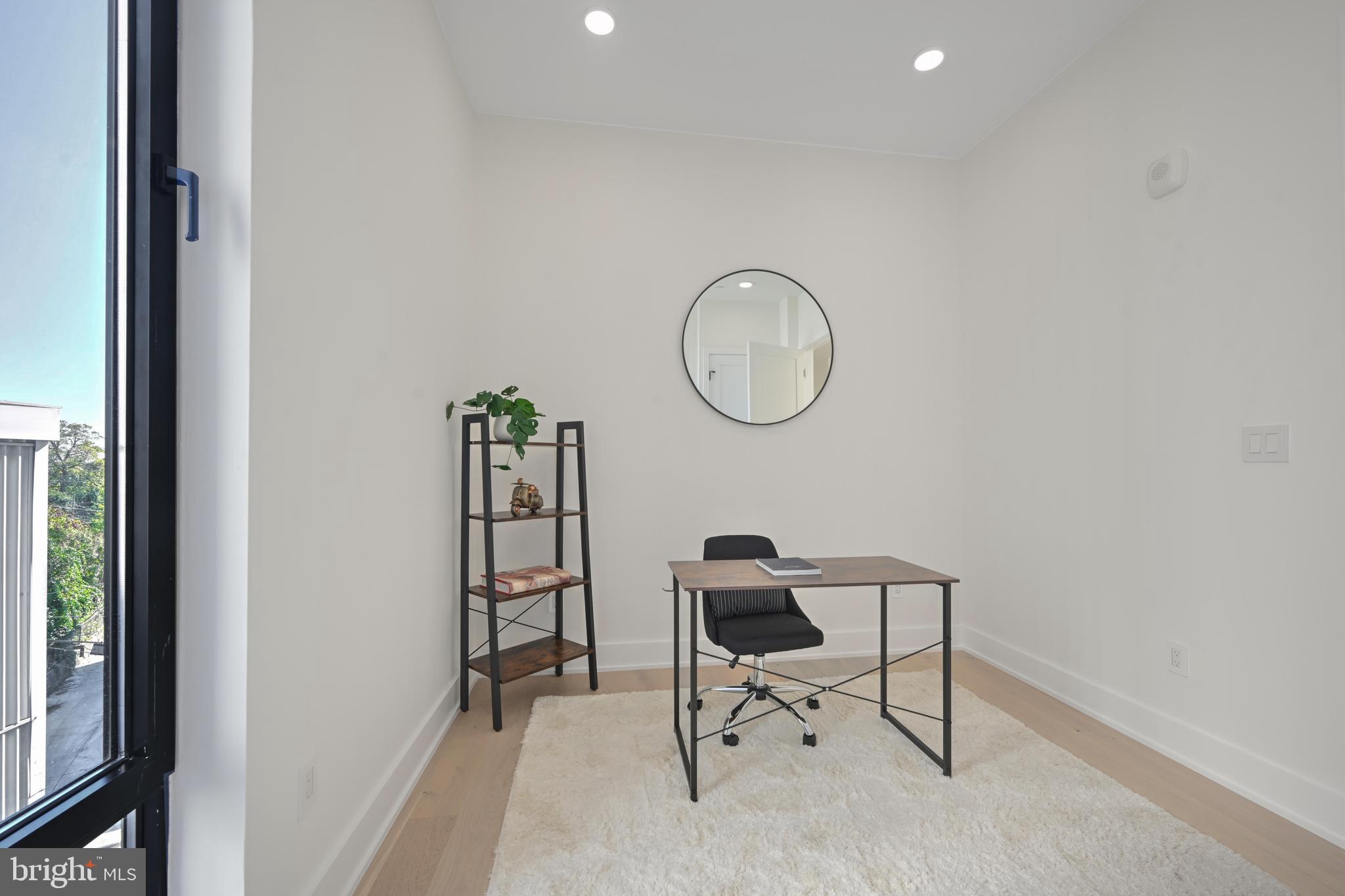 517 Montana Ave NE #6