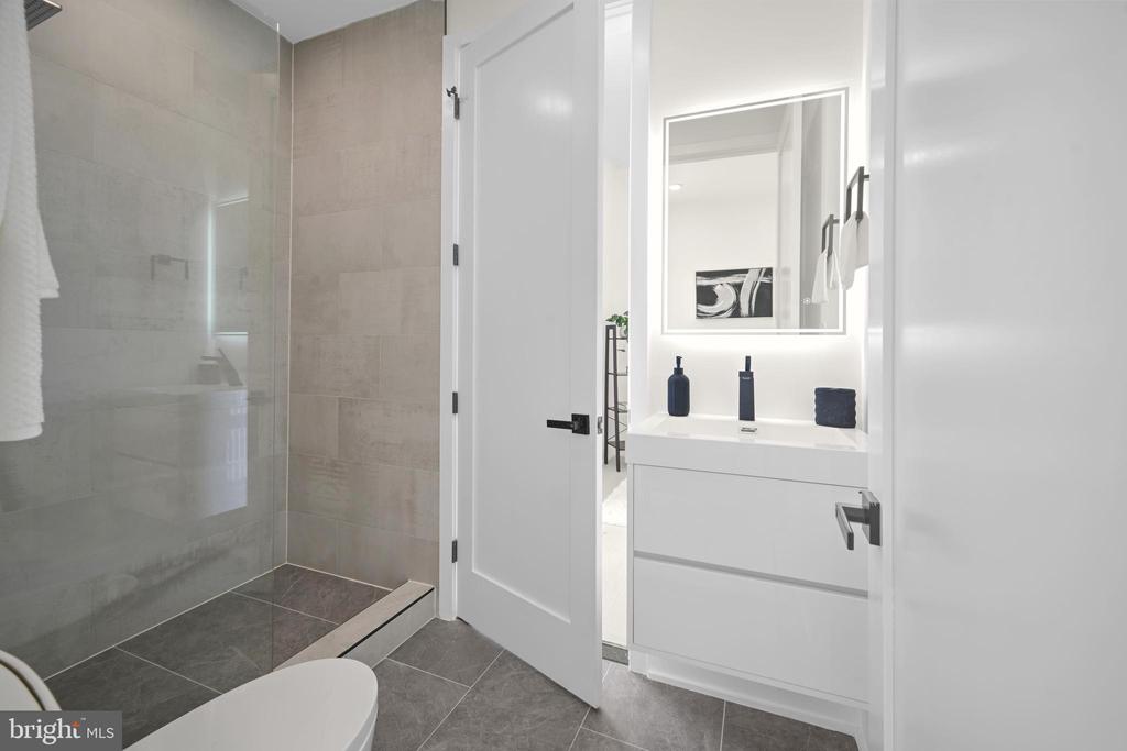 517 Montana Ave NE #6